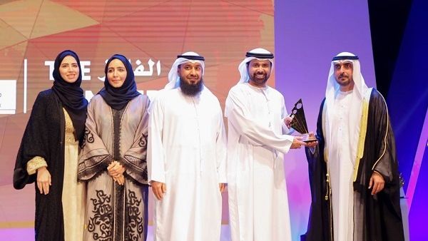 يشمل التطبيق الالكتروني الفائز بالجائزة عدة مزايا، أبرزها الربط المباشر بين الخدمات المقدمة عبر الموقع الإلكتروني والتطبيق الذكي.