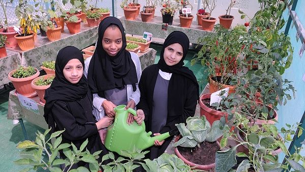 الطالبات أمينة أيمن وشهيدة محمد وعائشة خالد من مجمع التربية السمعية.
