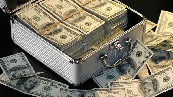حل في المركز الأول، ضمن قائمة بلومبرغ لأكثر المدريين التنفيذيين ثراءً في الولايات المتحدة لعام 2016، مؤسس جيت دوت كوم مارك لور، الذي حقق العام الماضي دخلاً بنحو 236.9 مليون دولار. (Pixabay)