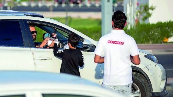 Ooredoo volunteers gift water and dates to a motorist at Aspire Zone. (The Peninsula)
