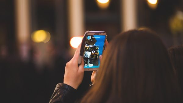 Snapchat's new feature gives users the freedom to infinitely loop their videos. (Pexels)