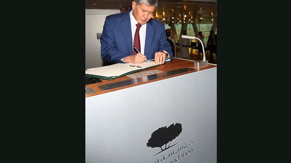 The President of the Kyrgyz Republic, Almazbek Atambayev, signs the Qatar Foundation Visitor’s Book The President of the Kyrgyz Republic, Almazbek Atambayev, signs the Qatar Foundation Visitor’s Book