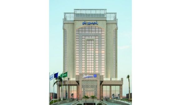 he 150-room Radisson Blu Hotel, Jeddah Corniche has a prime location close to the popular North Corniche.