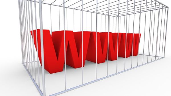 حجب 4939 موقعاً إلكترونياً على شبكة الإنترنت أمام مستخدمي ومشتركي قطاع الاتصالات بالإمارات خلال عام 2017. (Shutterstock) حجب 4939 موقعاً إلكترونياً على شبكة الإنترنت أمام مستخدمي ومشتركي قطاع الاتصالات بالإمارات خلال عام 2017. (Shutterstock)