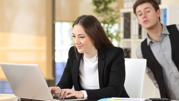 36% من مستخدمي الإنترنت في الإمارات يتجسسون على شركاء حياتهم على الإنترنت من أجل معرفة ما يفعلون. (Shutterstock)