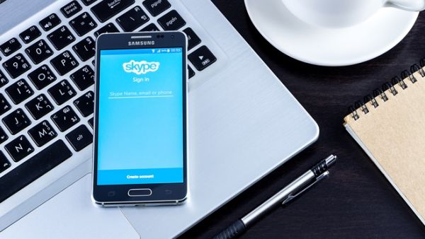 قال بعض مستخدمي التطبيق على تويتر إن الخدمة قد تعطلت بينما تابع آخرون البيانات الأخيرة من قبل اتصالات التي أشارت فيها إلى حظر سكايب في الإمارات.