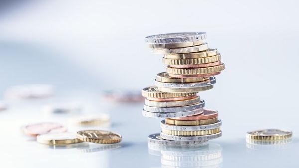صعد اليورو أكثر من 0.6 بالمئة إلى 1.1728 دولار متعافيا من أقل مستوى في ستة أشهر ونصف الشهر عند 1.1646 دولار.