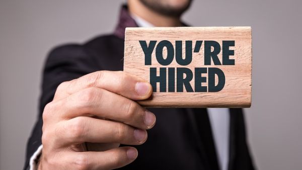 Local banks increased their hiring while foreign banks reduced the number of employees. (Shutterstock)