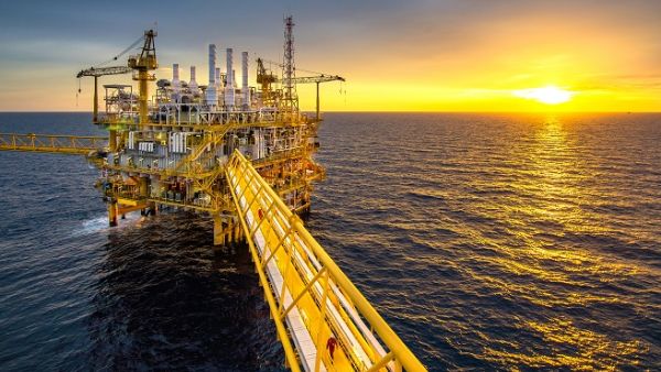 Oil prices rose amid the fall in US crude inventories by 5.84 million barrels, the biggest drop in four weeks. (Shutterstock)
