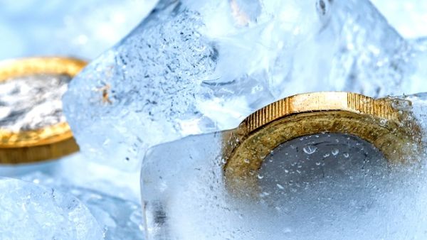 تعود الأموال المجمدة جزئيا إلى الحكومة الكويتية وجُمدت في "نور بنك" المملوك لحكومة دبي، منذ أواخر 2017