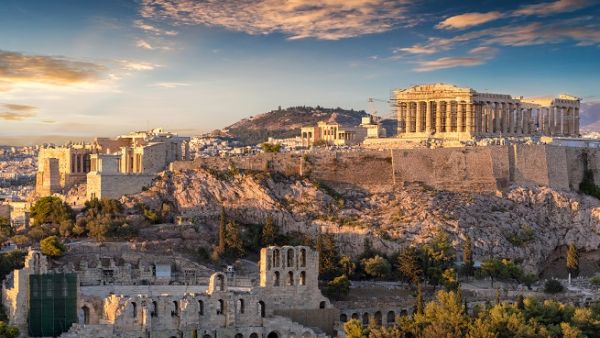 تبنى البرلمان اليوناني مساء أول من أمس مشروع ميزانية للعام 2019 تعوّل على نسبة نمو تبلغ 2.5 في المائة
