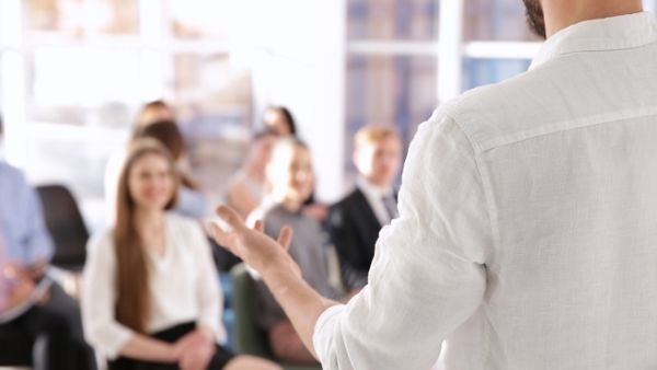 ينبغي عليك تعزيز مهاراتك في تقديم عروض كي تتمكن من النجاح والوصول الى هدفك