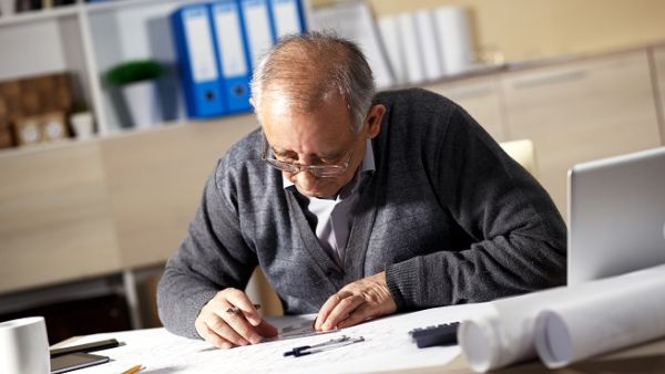 سيغادر الموظفون الذين سيحالون إلى التقاعد وظائفهم، من مطلع عام 2019، عند سن 61.5 عاماً بدلاً من 60 عاماً
