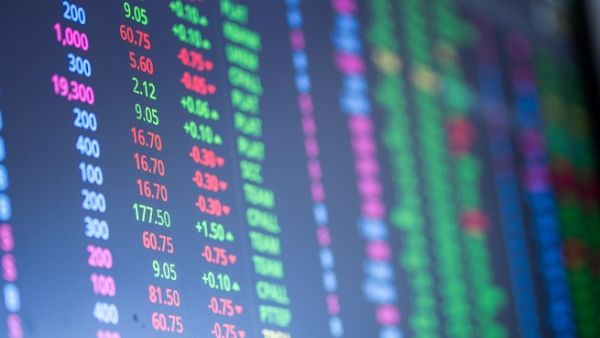 قادت بورصتا دبي وأبوظبي الانخفاض، حيث تأثرت كل منهما بتدهور قطاع العقارات، إضافة إلى التراجع الحاد في أسعار النفط. 