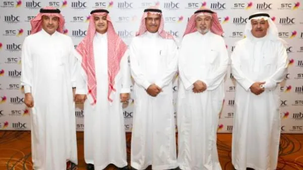 من اليمين: الدكتور خالد بن حسين البياري، الأستاذ محمد الضحيان، سعادة المهندس عبد العزيز بن عبد الله الصقير، والشيخ وليد بن ابراهيم آل ابراهيم، والأستاذ علي الحديثي