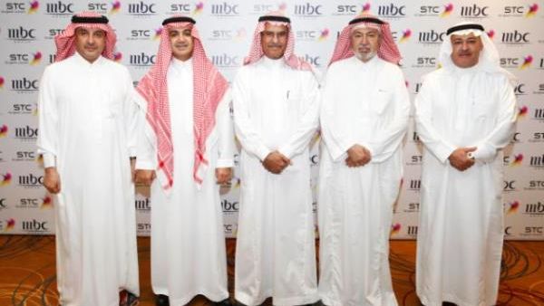 من اليمين: الدكتور خالد بن حسين البياري، الأستاذ محمد الضحيان، سعادة المهندس عبد العزيز بن عبد الله الصقير، والشيخ وليد بن ابراهيم آل ابراهيم، والأستاذ علي الحديثي