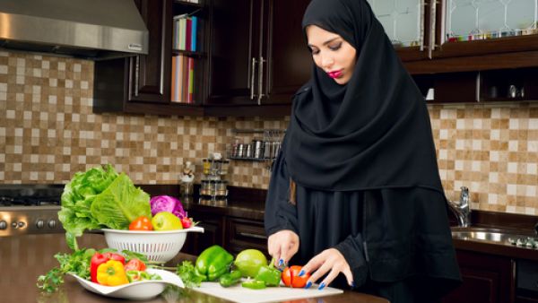 احذري تناول الطعام عند الافطار حتى الشبع لتجنب الإصابة بالتخمة