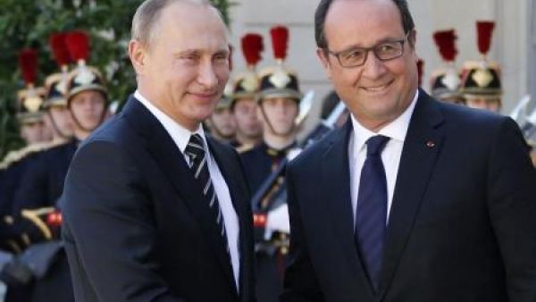 الرئيس الفرنسي يرحب بالرئيس الروسي (إلى اليسار) في باريس يوم 2 اكتوبر تشرين الاول 2015
