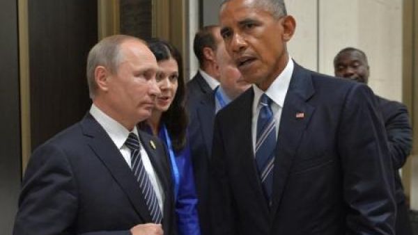 الرئيس الروسي فلاديمير بوتين لدى اجتماعه مع نظيره الامريكي باراك اوباما (يمينا) على هامش قمة العشرين في مدينة هانغتشو الصينية
