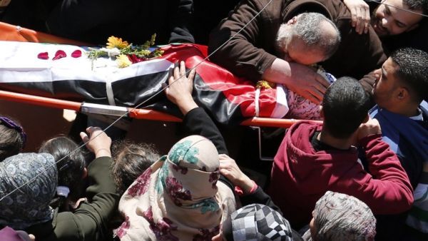Palestinian mourners attend the funeral of Eyad Omar Sajdia, 22, who was killed during clashes with Israeli security forces at the Qalandya Refugee camp on March 1, 2016 in the Israeli-occupied West Bank. (AFP/Abbas Momani)