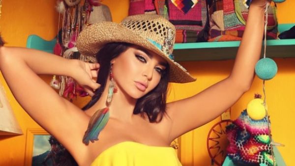 الفنانة قمر
