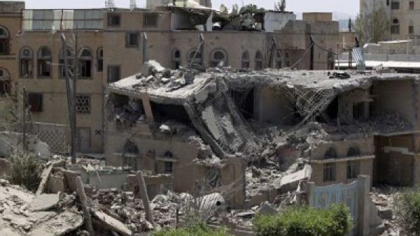 طيران التحالف العربي يقصف وزارة الدفاع في صنعاء والقصر الجمهوري في مأرب