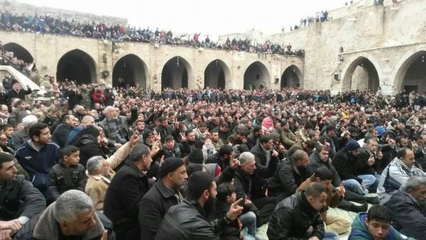 أدى المصلون عقب صلاة الجمعة صلاة الجنازة على شهداء القسام السبعة 