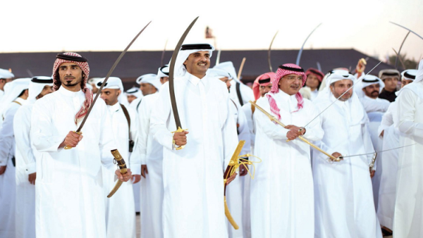أمير قطر يؤدي رقصة العرضة
