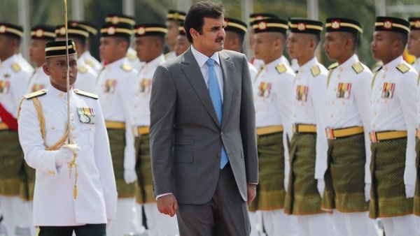 Qatar's Emir Sheikh Tamim bin Hamad Al Thani inspects an honor guard during a welcome ceremony in Kuala Lumpur, Malaysia, on October 16, 2017. (Vincent Thian/ AP)