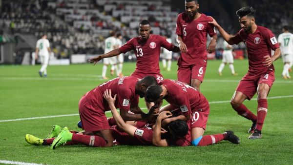 لاعبو قطر يحتفلون بالهدف