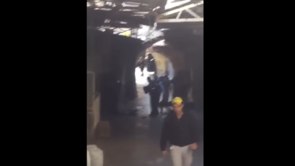 استشهاد شاب بدعوى محاولته طعن شرطي اسرائيلي في القدس - يوتيوب