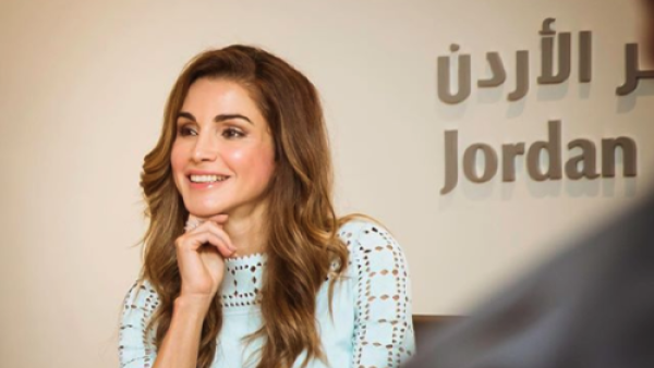 ارتدت الملكة تنورة مطرزة باللونين الأحمر والأسود