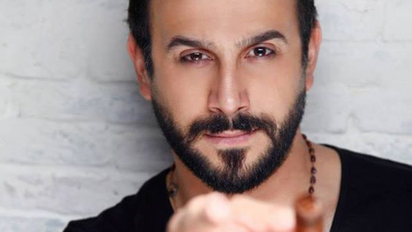 Is there anyone without a crush on this handsome man? (Islah News)