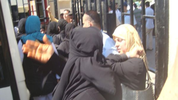 تغلق السلطات المصرية المعبر المنفذ الوحيد لسكان القطاع البالغ عددهم مليوني نسمة على الخارج