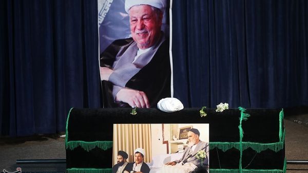 يؤم خامنئي المصلين في جنازة رفسنجاني في طهران