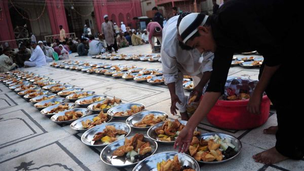 A Pakistani Muslim man arranges Iftar food for Muslim devotees before they break their fast during the holy fasting month of Ramadan in Karachi on June 30, 2014. (AFP/Asif Hassan)