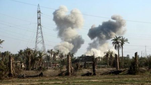 أدخنة تتصاعد من مبنى أصيب في غارة جوية في مدينة الرمادي
