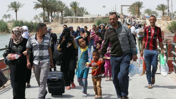 الالاف يفرون من الرمادي بعد سيطرة داعش على معظم انحائها