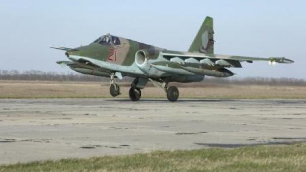 طائرة مقاتلة روسية تهبط في قاعدة جوية في كراسنودار لدى عودتها من سوريا يوم 16 مارس اذار 2016
