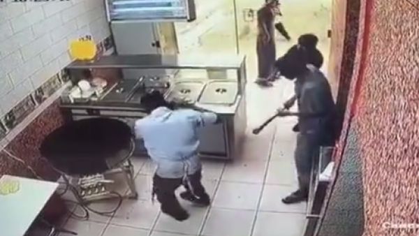 اعتداء على عامل مطعم بالمدينه