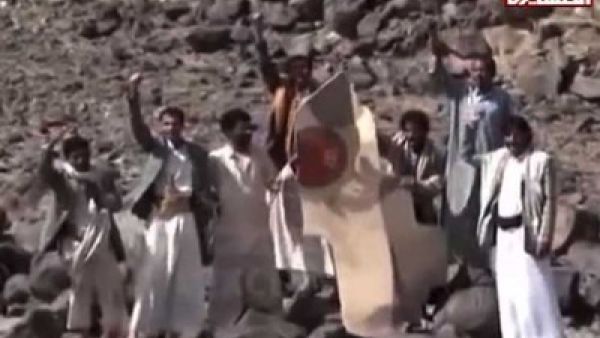 حوثيون يرفعون بقايا مقاتلة تحمل العلم المغربي