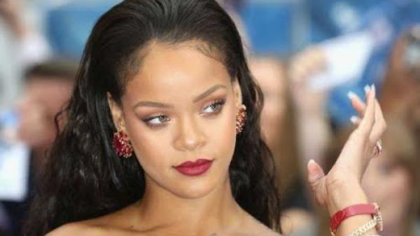 بمناسبة اقتراب عيد الميلاد المجيد أطلقت ريهانا عدة تصاميم لجوارب الميلاد 