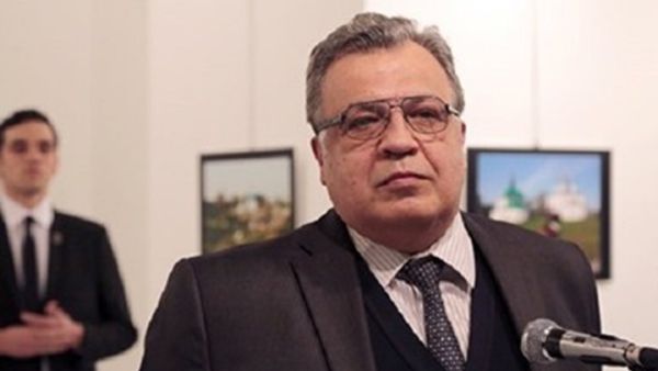 آخر لحظات عملية قتل سفير روسيا كما يرويها مصور العملية