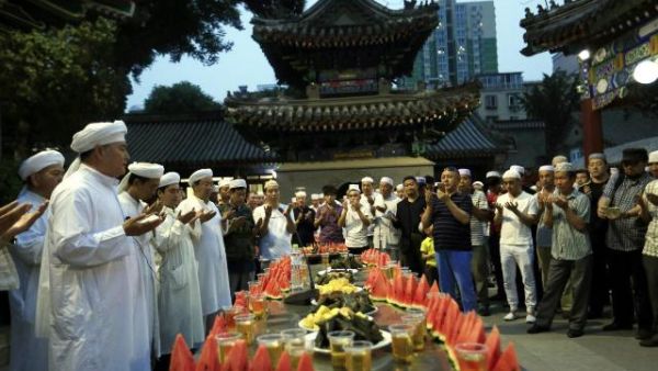 مسلمون يصومون رمضان من غير غروب الشمس