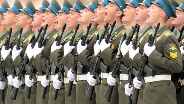 Russian soldiers participate in a parade in Moscow on May 9, 2012.  (AFP/Kirill Kudryavtsev)