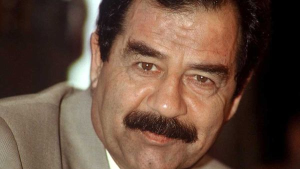 صورة نادرة لـ صدام حسين وزوجته الأولى وهو يضع المسدس في رأسها..شاهد