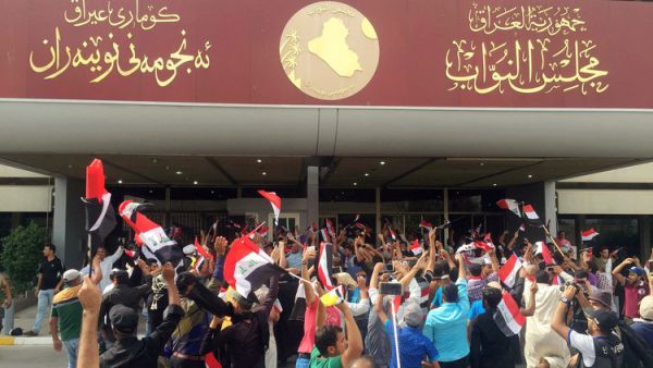 الصدر أعلن تجميد الأعمال السياسية لتياره في الحكومة العراقية وفي البرلمان