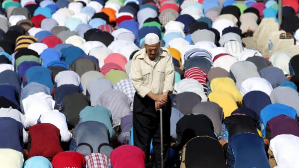 فلسطينيون يؤدون الصلاة في الاقصى
