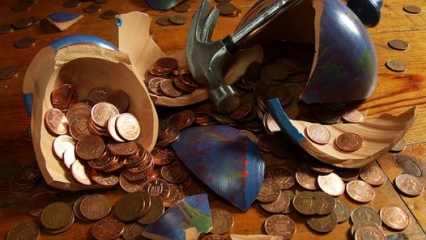  Financial advisors and experts offer practical steps and straightforward advice to help you become debt-free. (File photo) 