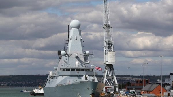 فرقاطة بريطانية تراقب سفينة روسية قرب المياه الإقليمية
